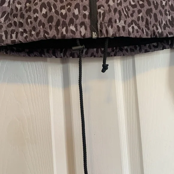 NWT Gray leopard wind breaker - Picture 3 of 6